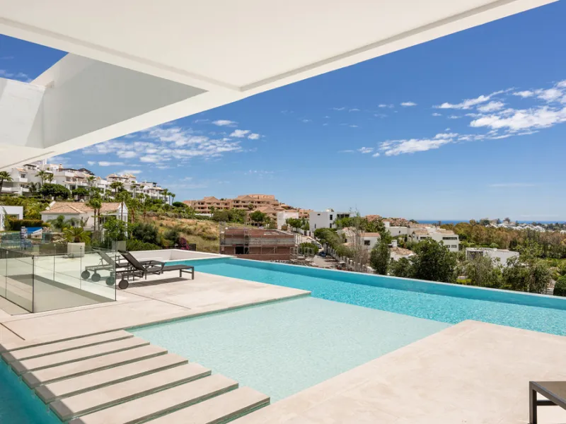 Discover a stunning luxury villa located in the highly sought-after area of La Alquería, Benahavis, offering both exclusivity and convenience. This elegant five-bedroom, five-bathroom residence is ideally situated, with Puerto Banús and Marbella just a sh