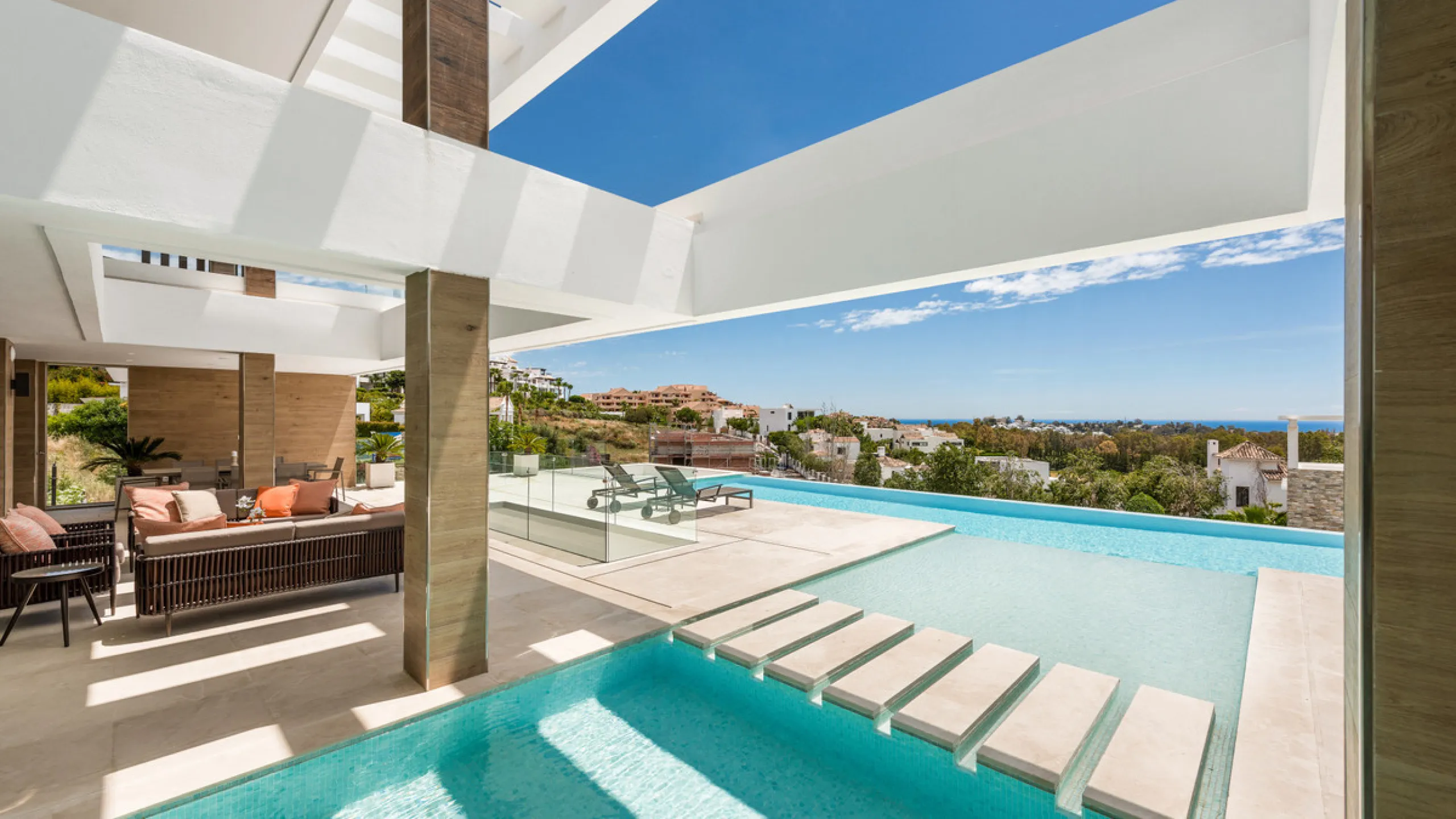 Discover a stunning luxury villa located in the highly sought-after area of La Alquería, Benahavis, offering both exclusivity and convenience. This elegant five-bedroom, five-bathroom residence is ideally situated, with Puerto Banús and Marbella just a sh