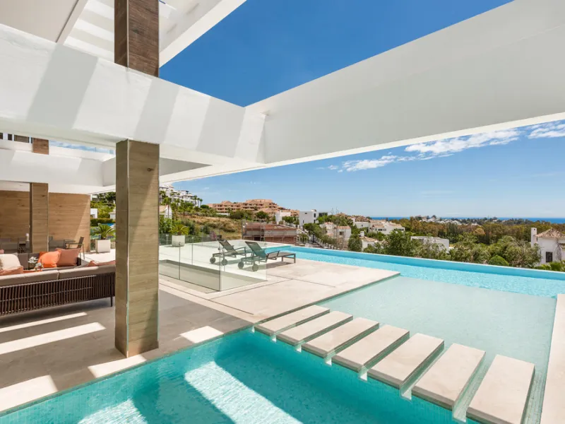 Discover a stunning luxury villa located in the highly sought-after area of La Alquería, Benahavis, offering both exclusivity and convenience. This elegant five-bedroom, five-bathroom residence is ideally situated, with Puerto Banús and Marbella just a sh