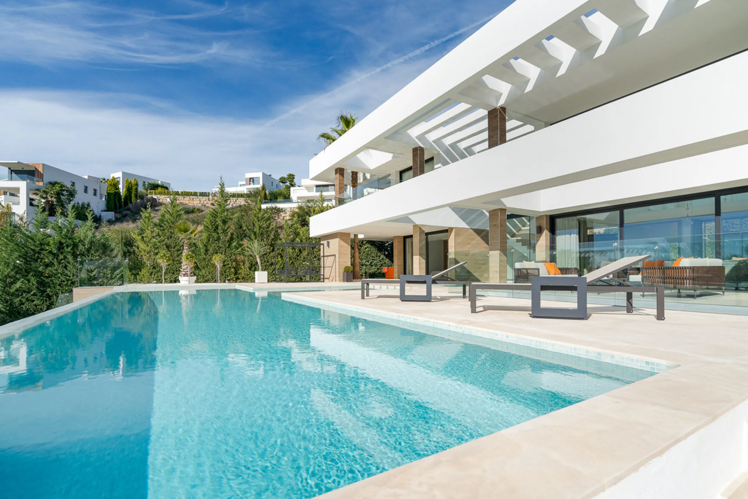 Discover a stunning luxury villa located in the highly sought-after area of La Alquería, Benahavis, offering both exclusivity and convenience. This elegant five-bedroom, five-bathroom residence is ideally situated, with Puerto Banús and Marbella just a sh