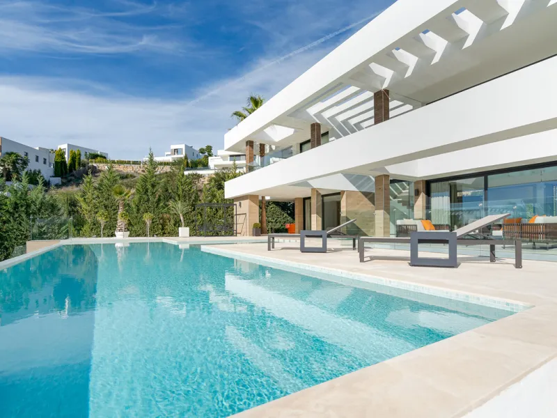 Discover a stunning luxury villa located in the highly sought-after area of La Alquería, Benahavis, offering both exclusivity and convenience. This elegant five-bedroom, five-bathroom residence is ideally situated, with Puerto Banús and Marbella just a sh
