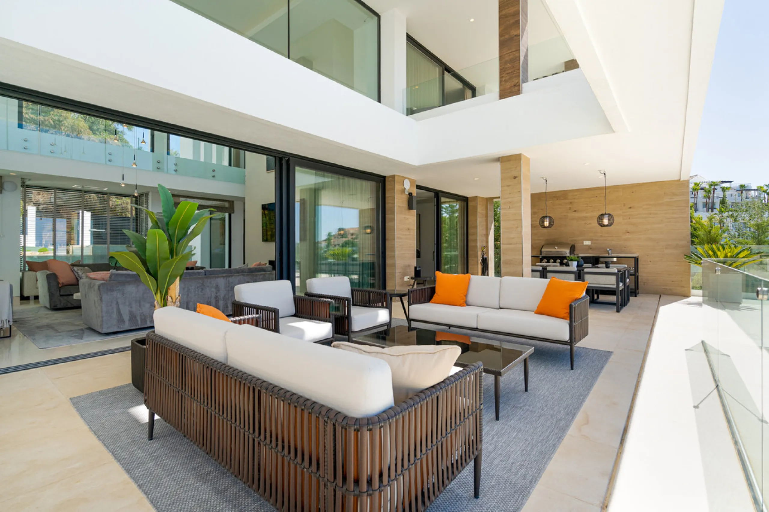 Discover a stunning luxury villa located in the highly sought-after area of La Alquería, Benahavis, offering both exclusivity and convenience. This elegant five-bedroom, five-bathroom residence is ideally situated, with Puerto Banús and Marbella just a sh