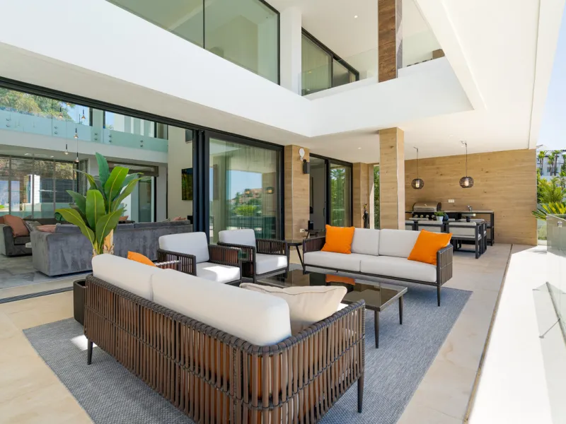 Discover a stunning luxury villa located in the highly sought-after area of La Alquería, Benahavis, offering both exclusivity and convenience. This elegant five-bedroom, five-bathroom residence is ideally situated, with Puerto Banús and Marbella just a sh