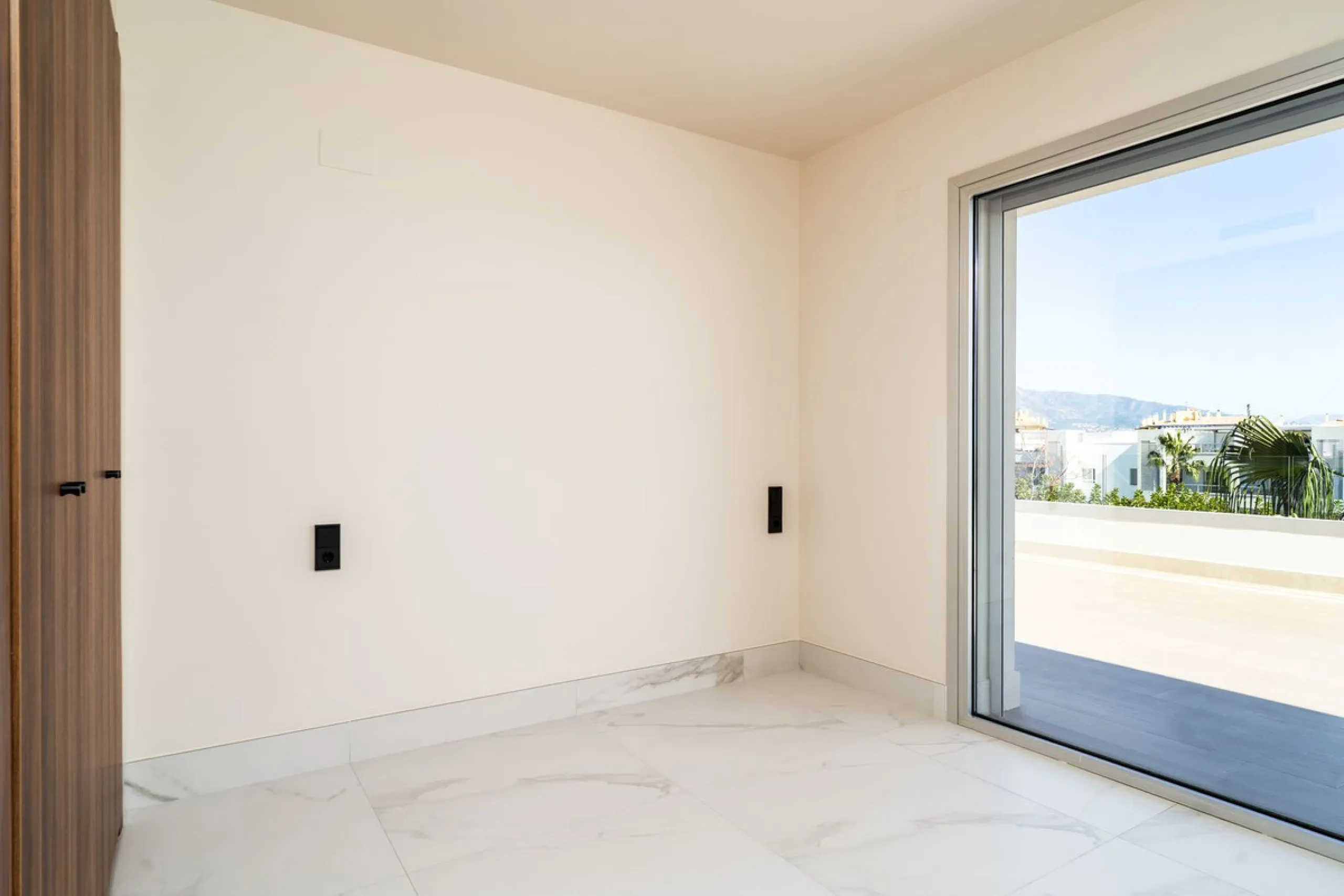 This spectacular penthouse is located within a sought-after residential complex, just a 4-minute walk from the beachfront promenade and only 3 minutes from the charming old town of San Pedro de Alcántara, in the rapidly growing area of Nueva Alcántara, cl