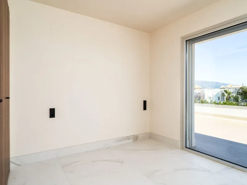 This spectacular penthouse is located within a sought-after residential complex, just a 4-minute walk from the beachfront promenade and only 3 minutes from the charming old town of San Pedro de Alcántara, in the rapidly growing area of Nueva Alcántara, cl