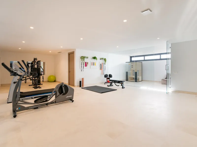 Discover a stunning luxury villa located in the highly sought-after area of La Alquería, Benahavis, offering both exclusivity and convenience. This elegant five-bedroom, five-bathroom residence is ideally situated, with Puerto Banús and Marbella just a sh