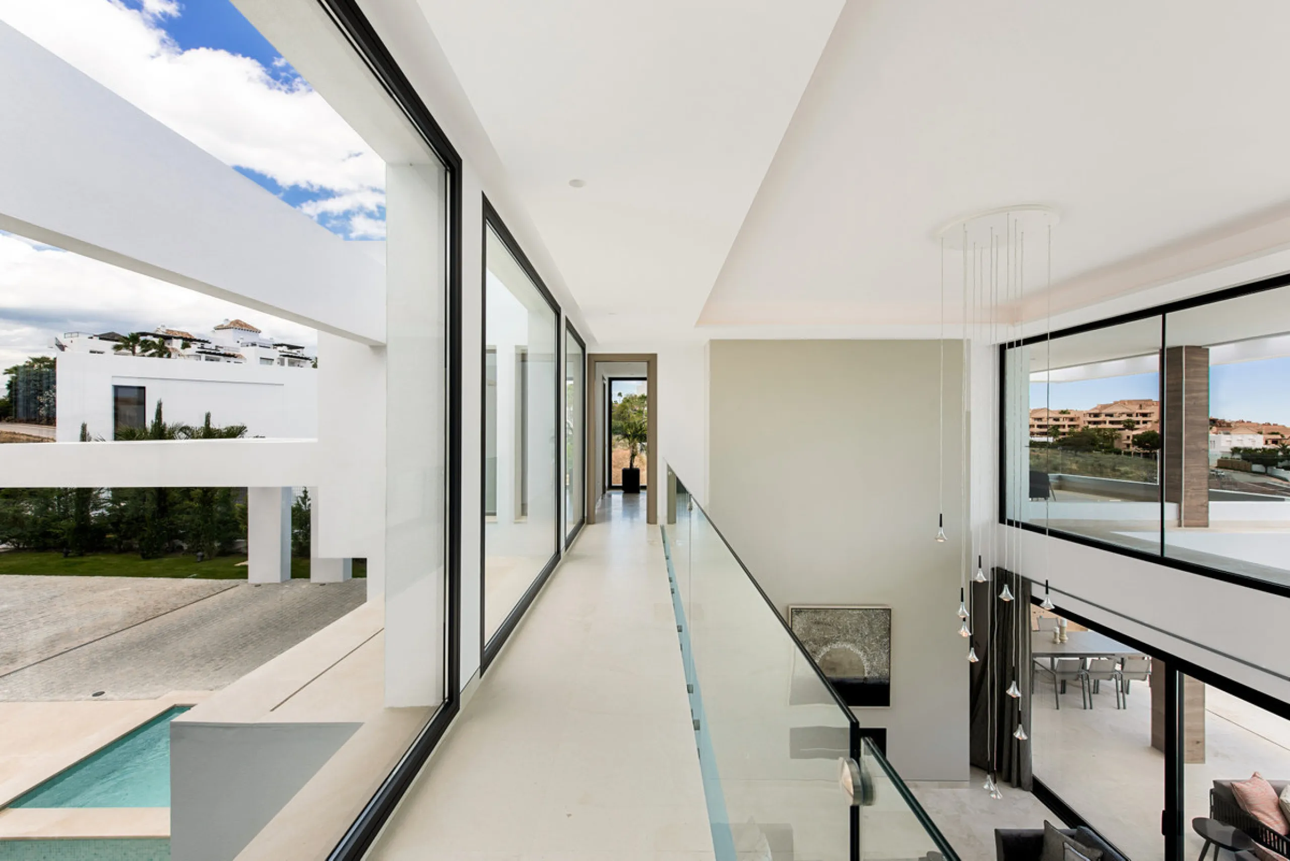 Discover a stunning luxury villa located in the highly sought-after area of La Alquería, Benahavis, offering both exclusivity and convenience. This elegant five-bedroom, five-bathroom residence is ideally situated, with Puerto Banús and Marbella just a sh