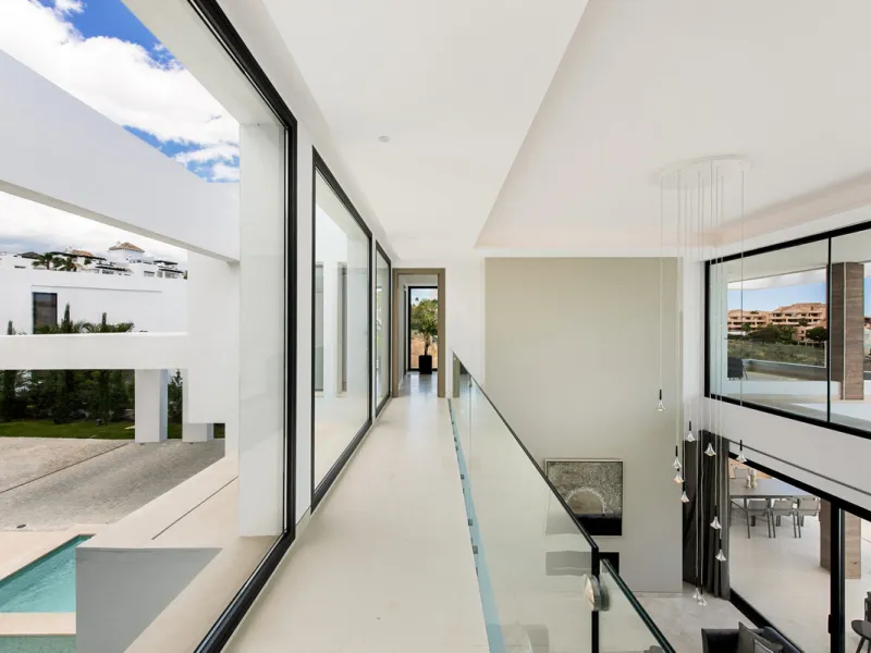 Discover a stunning luxury villa located in the highly sought-after area of La Alquería, Benahavis, offering both exclusivity and convenience. This elegant five-bedroom, five-bathroom residence is ideally situated, with Puerto Banús and Marbella just a sh