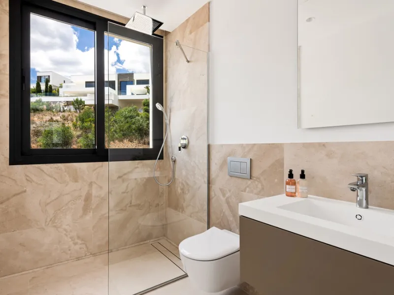 Discover a stunning luxury villa located in the highly sought-after area of La Alquería, Benahavis, offering both exclusivity and convenience. This elegant five-bedroom, five-bathroom residence is ideally situated, with Puerto Banús and Marbella just a sh