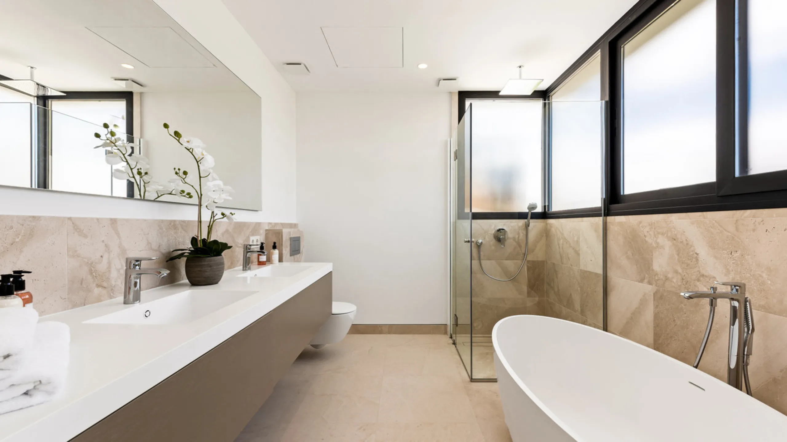 Discover a stunning luxury villa located in the highly sought-after area of La Alquería, Benahavis, offering both exclusivity and convenience. This elegant five-bedroom, five-bathroom residence is ideally situated, with Puerto Banús and Marbella just a sh