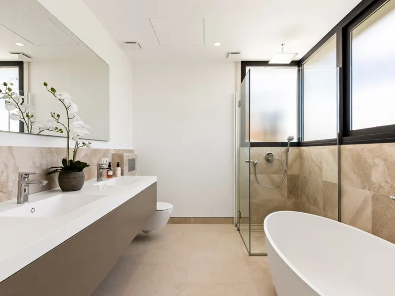 Discover a stunning luxury villa located in the highly sought-after area of La Alquería, Benahavis, offering both exclusivity and convenience. This elegant five-bedroom, five-bathroom residence is ideally situated, with Puerto Banús and Marbella just a sh
