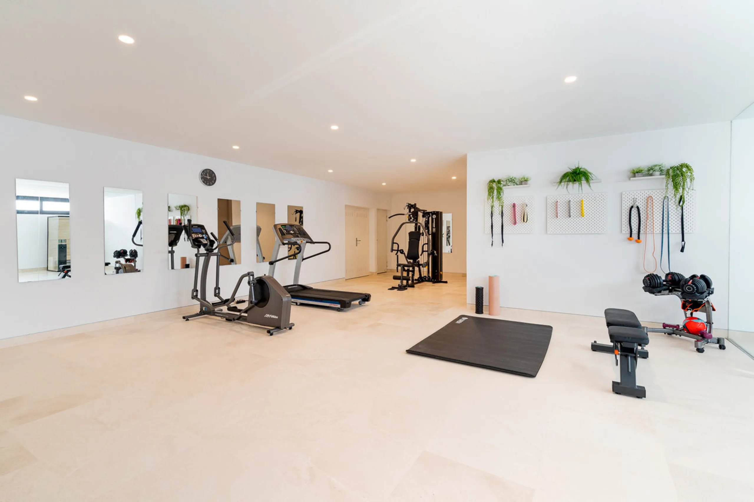 Discover a stunning luxury villa located in the highly sought-after area of La Alquería, Benahavis, offering both exclusivity and convenience. This elegant five-bedroom, five-bathroom residence is ideally situated, with Puerto Banús and Marbella just a sh
