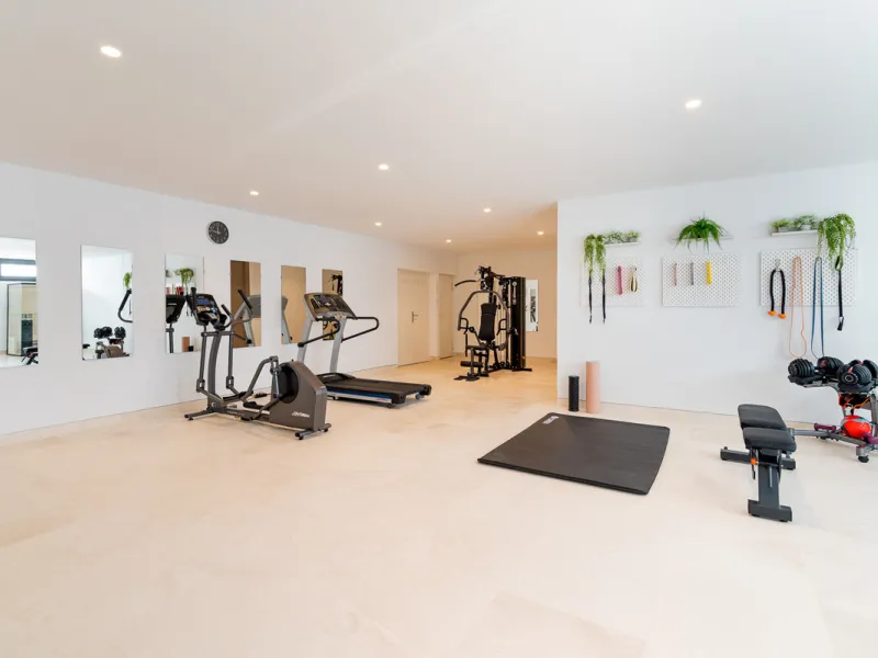Discover a stunning luxury villa located in the highly sought-after area of La Alquería, Benahavis, offering both exclusivity and convenience. This elegant five-bedroom, five-bathroom residence is ideally situated, with Puerto Banús and Marbella just a sh