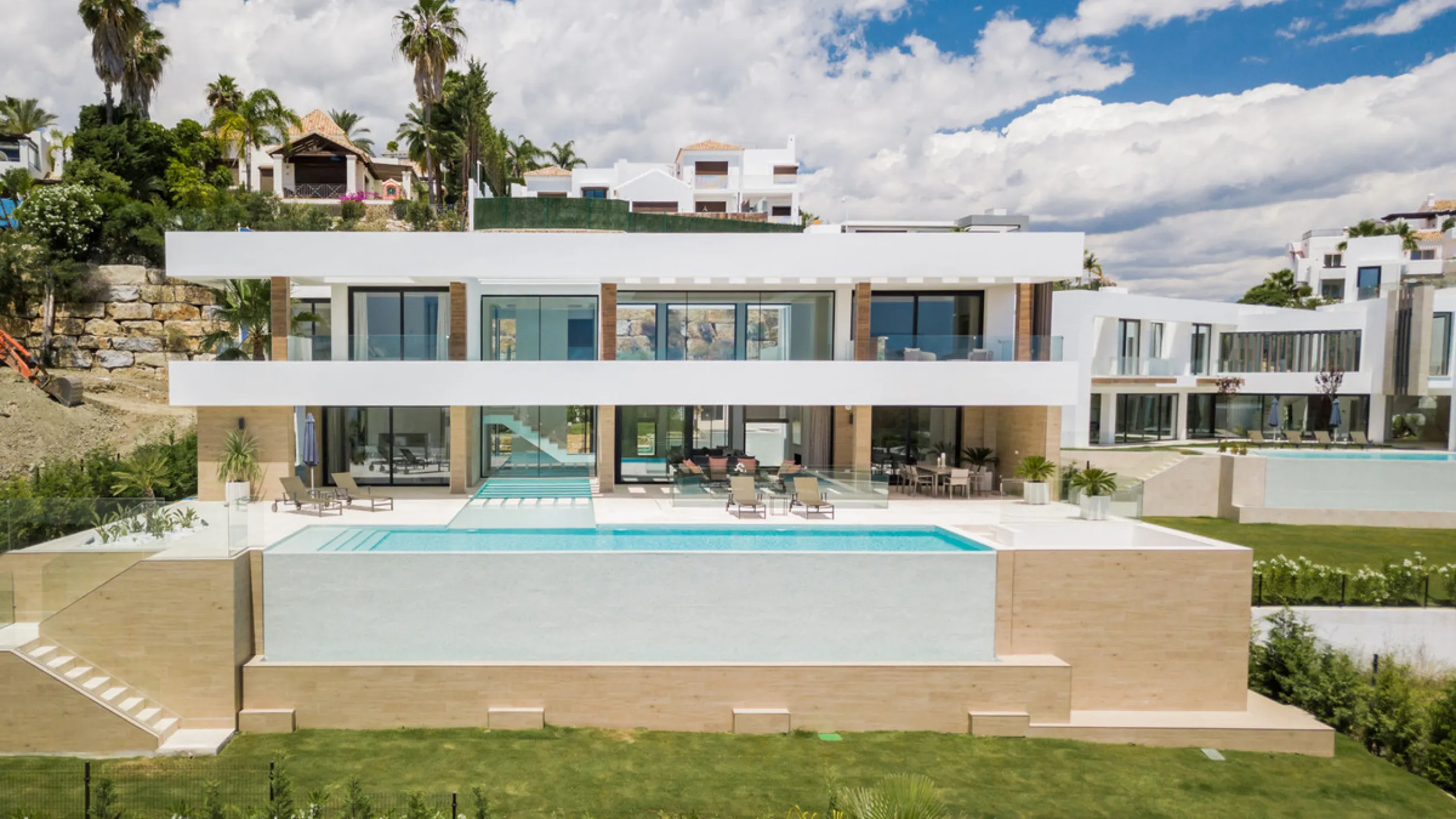 Discover a stunning luxury villa located in the highly sought-after area of La Alquería, Benahavis, offering both exclusivity and convenience. This elegant five-bedroom, five-bathroom residence is ideally situated, with Puerto Banús and Marbella just a sh