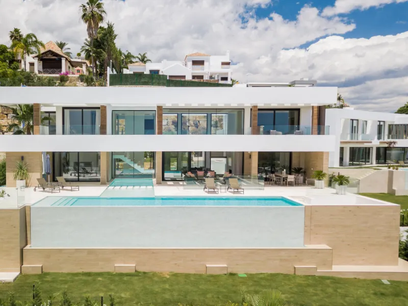 Discover a stunning luxury villa located in the highly sought-after area of La Alquería, Benahavis, offering both exclusivity and convenience. This elegant five-bedroom, five-bathroom residence is ideally situated, with Puerto Banús and Marbella just a sh
