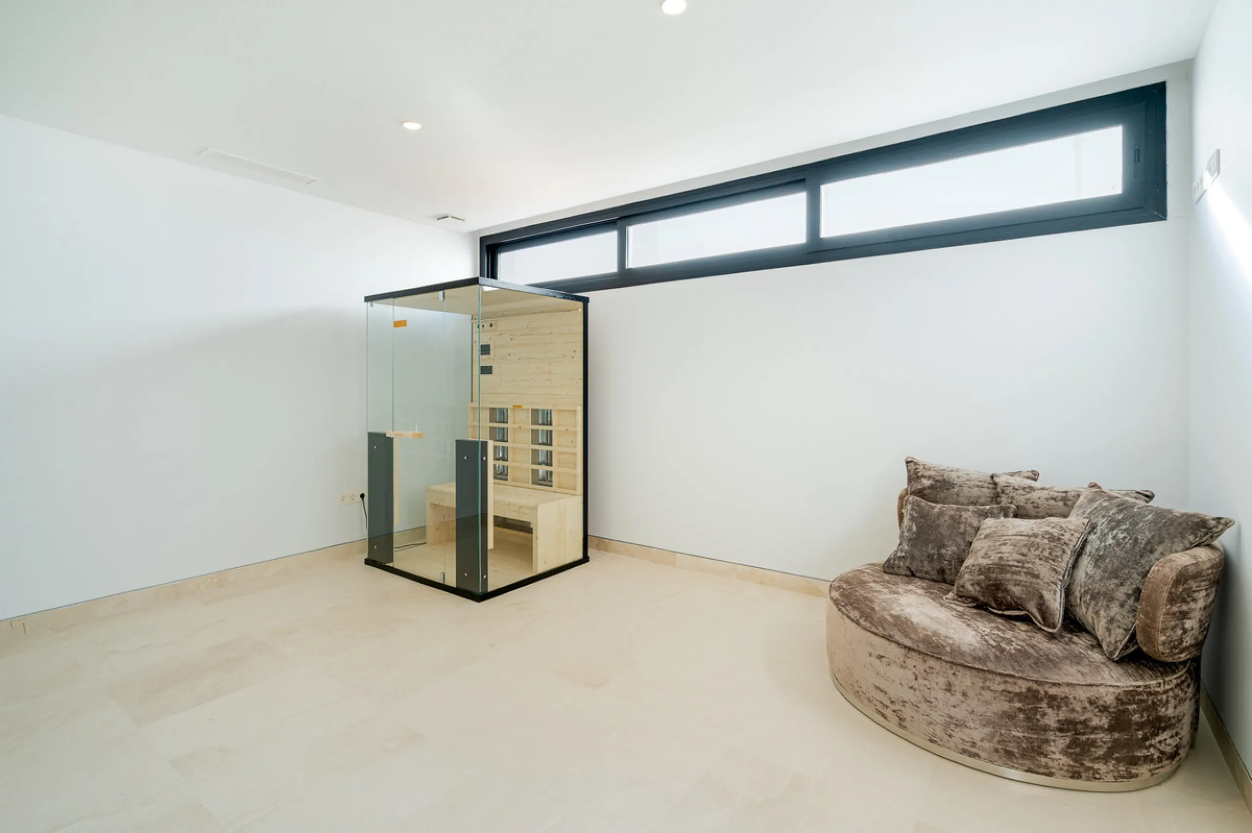 Discover a stunning luxury villa located in the highly sought-after area of La Alquería, Benahavis, offering both exclusivity and convenience. This elegant five-bedroom, five-bathroom residence is ideally situated, with Puerto Banús and Marbella just a sh