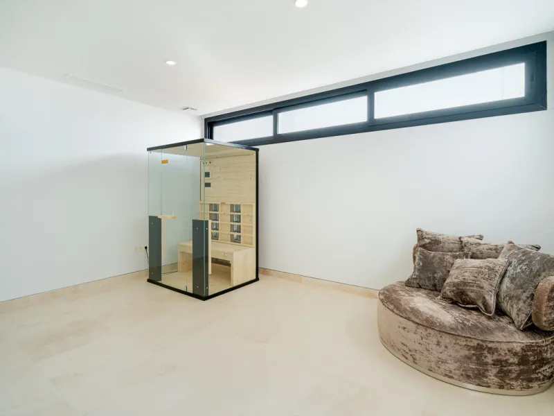 Discover a stunning luxury villa located in the highly sought-after area of La Alquería, Benahavis, offering both exclusivity and convenience. This elegant five-bedroom, five-bathroom residence is ideally situated, with Puerto Banús and Marbella just a sh