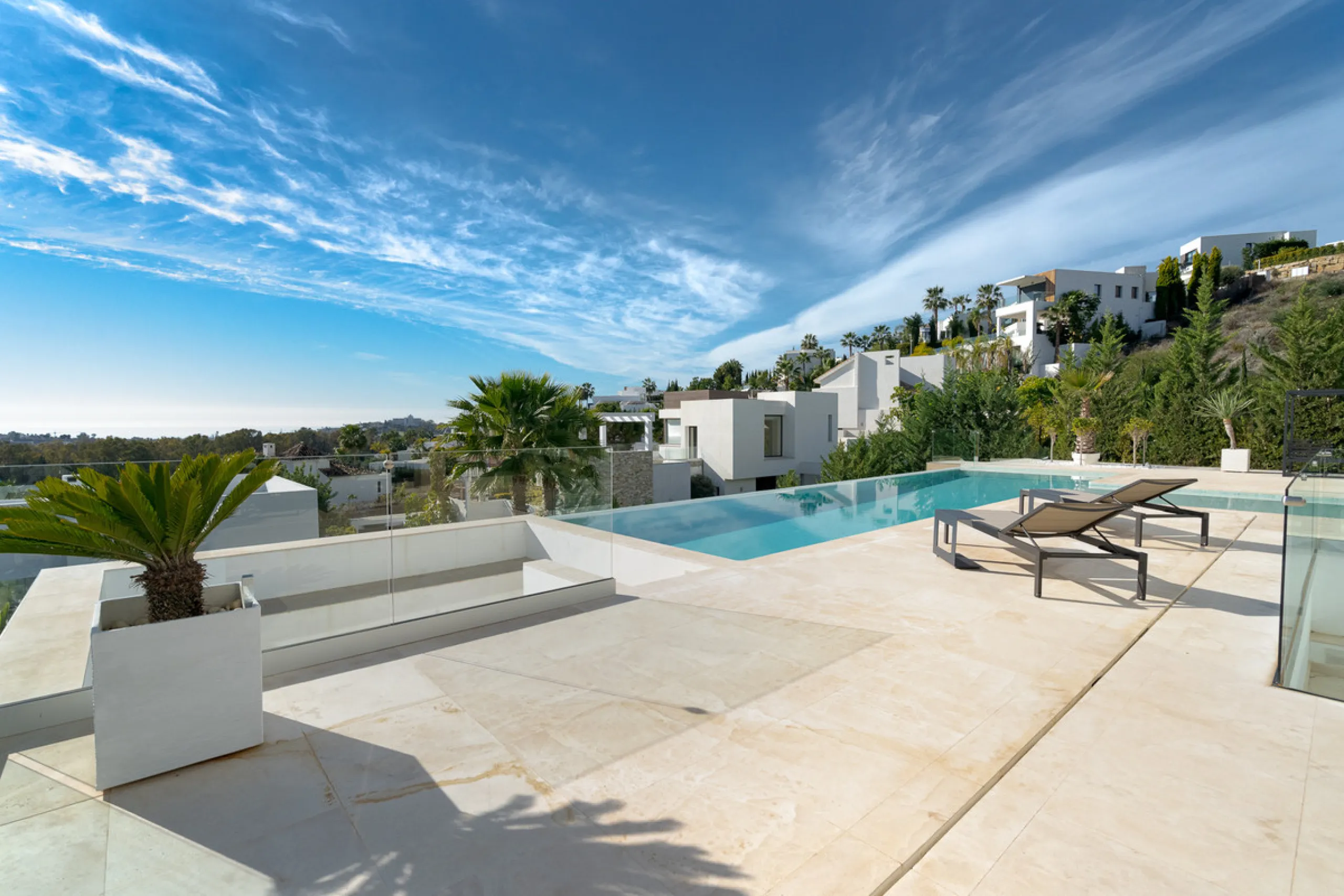 Discover a stunning luxury villa located in the highly sought-after area of La Alquería, Benahavis, offering both exclusivity and convenience. This elegant five-bedroom, five-bathroom residence is ideally situated, with Puerto Banús and Marbella just a sh