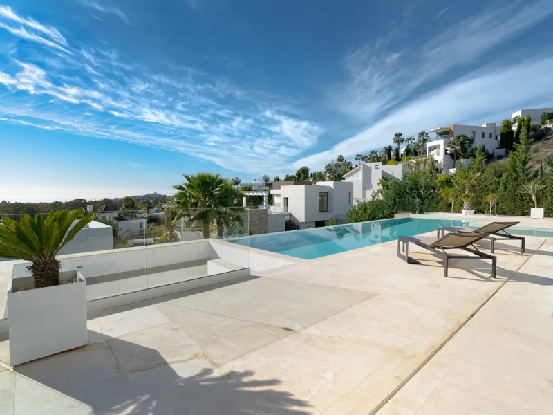Discover a stunning luxury villa located in the highly sought-after area of La Alquería, Benahavis, offering both exclusivity and convenience. This elegant five-bedroom, five-bathroom residence is ideally situated, with Puerto Banús and Marbella just a sh