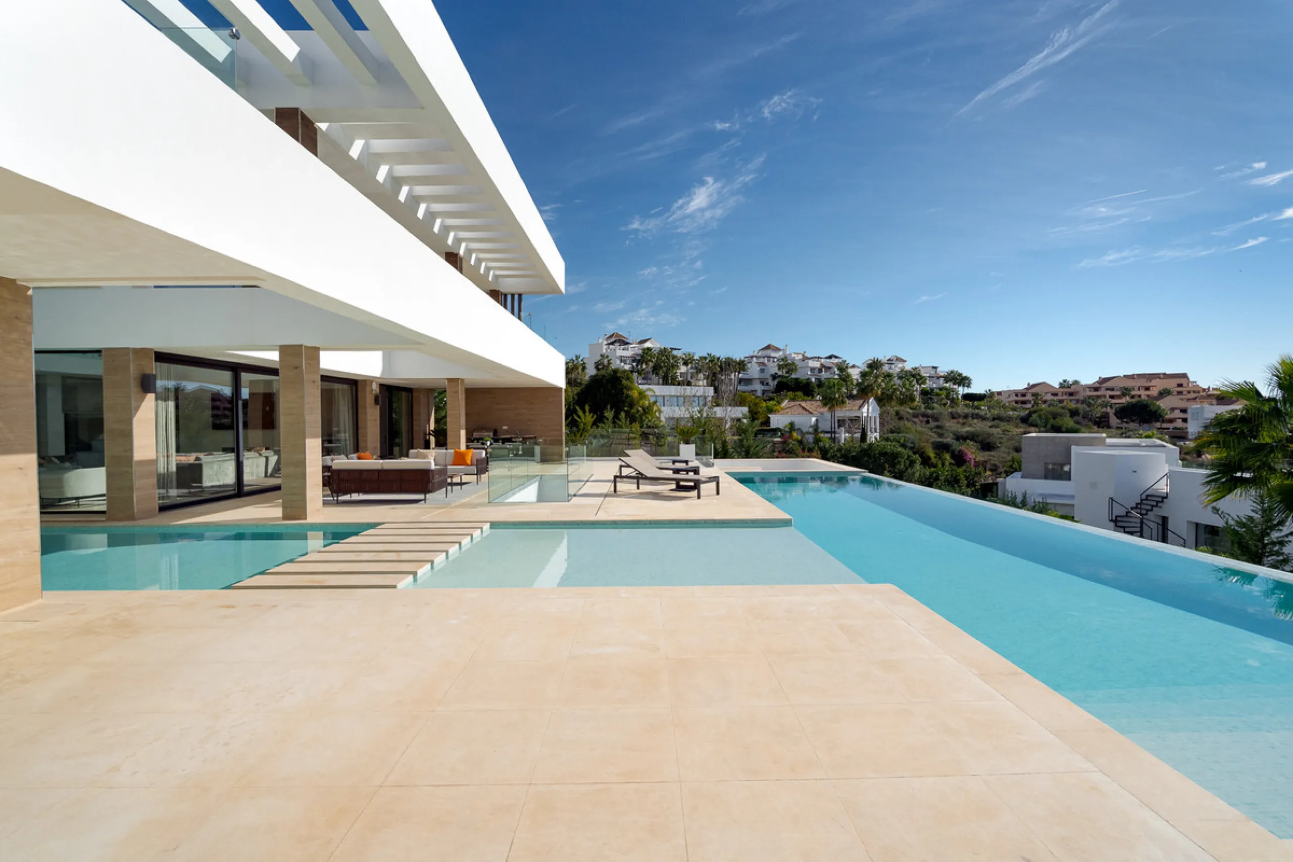 Discover a stunning luxury villa located in the highly sought-after area of La Alquería, Benahavis, offering both exclusivity and convenience. This elegant five-bedroom, five-bathroom residence is ideally situated, with Puerto Banús and Marbella just a sh