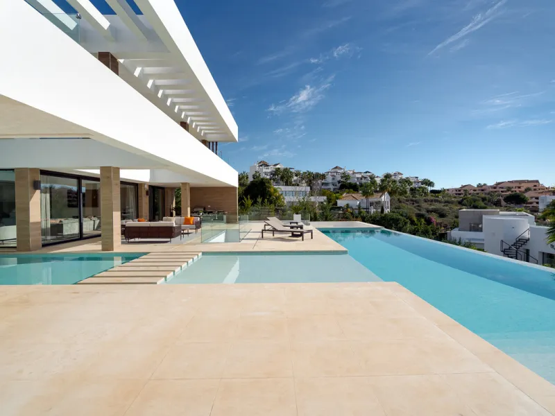 Discover a stunning luxury villa located in the highly sought-after area of La Alquería, Benahavis, offering both exclusivity and convenience. This elegant five-bedroom, five-bathroom residence is ideally situated, with Puerto Banús and Marbella just a sh