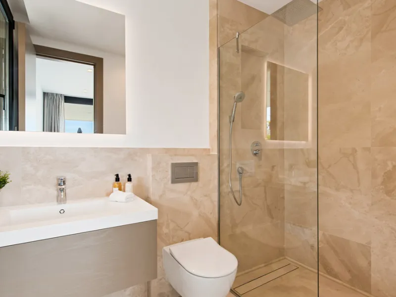 Discover a stunning luxury villa located in the highly sought-after area of La Alquería, Benahavis, offering both exclusivity and convenience. This elegant five-bedroom, five-bathroom residence is ideally situated, with Puerto Banús and Marbella just a sh