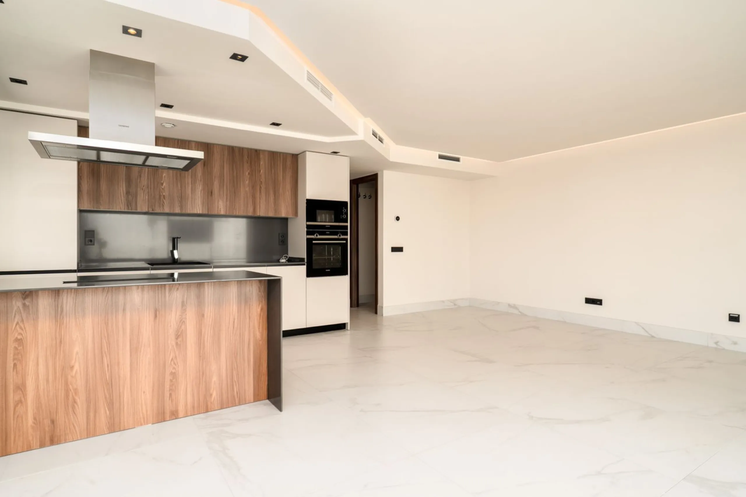 This spectacular penthouse is located within a sought-after residential complex, just a 4-minute walk from the beachfront promenade and only 3 minutes from the charming old town of San Pedro de Alcántara, in the rapidly growing area of Nueva Alcántara, cl