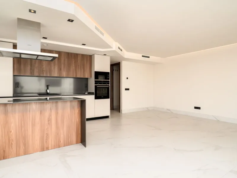 This spectacular penthouse is located within a sought-after residential complex, just a 4-minute walk from the beachfront promenade and only 3 minutes from the charming old town of San Pedro de Alcántara, in the rapidly growing area of Nueva Alcántara, cl