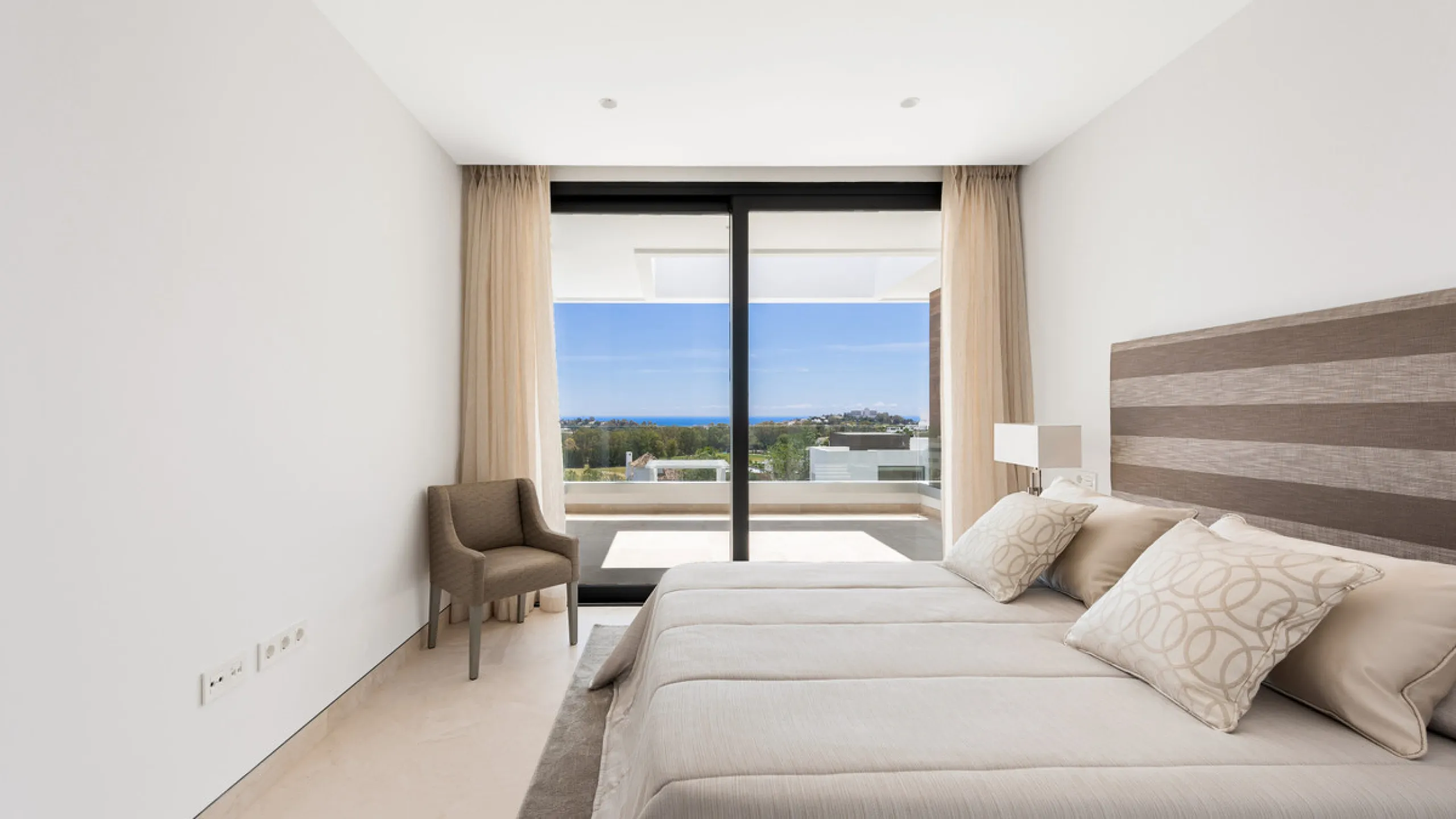 Discover a stunning luxury villa located in the highly sought-after area of La Alquería, Benahavis, offering both exclusivity and convenience. This elegant five-bedroom, five-bathroom residence is ideally situated, with Puerto Banús and Marbella just a sh