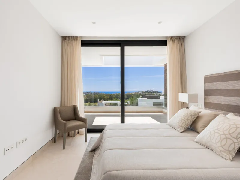 Discover a stunning luxury villa located in the highly sought-after area of La Alquería, Benahavis, offering both exclusivity and convenience. This elegant five-bedroom, five-bathroom residence is ideally situated, with Puerto Banús and Marbella just a sh
