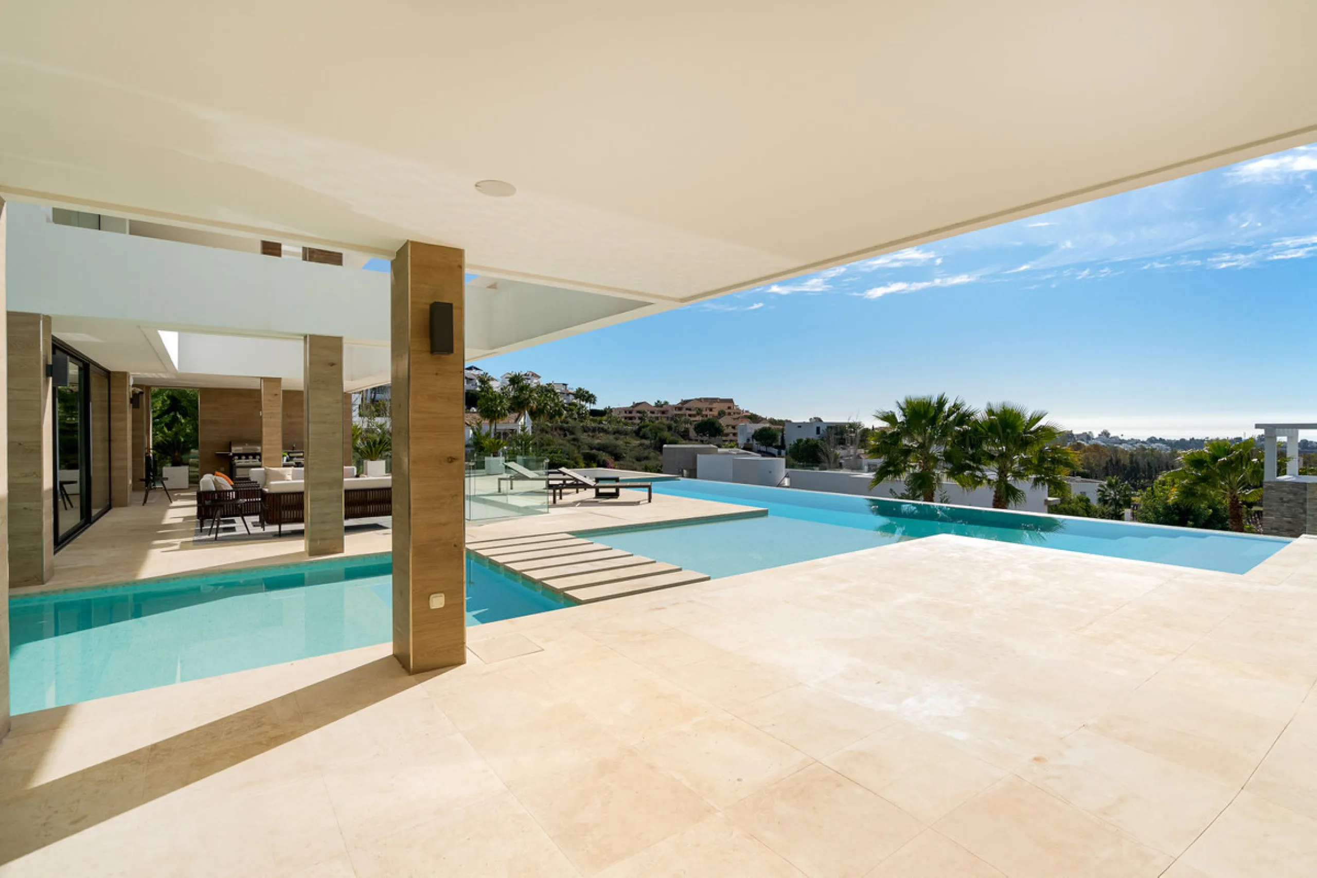 Discover a stunning luxury villa located in the highly sought-after area of La Alquería, Benahavis, offering both exclusivity and convenience. This elegant five-bedroom, five-bathroom residence is ideally situated, with Puerto Banús and Marbella just a sh