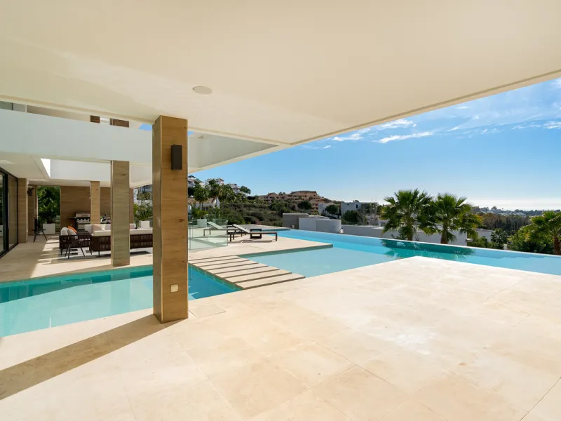 Discover a stunning luxury villa located in the highly sought-after area of La Alquería, Benahavis, offering both exclusivity and convenience. This elegant five-bedroom, five-bathroom residence is ideally situated, with Puerto Banús and Marbella just a sh