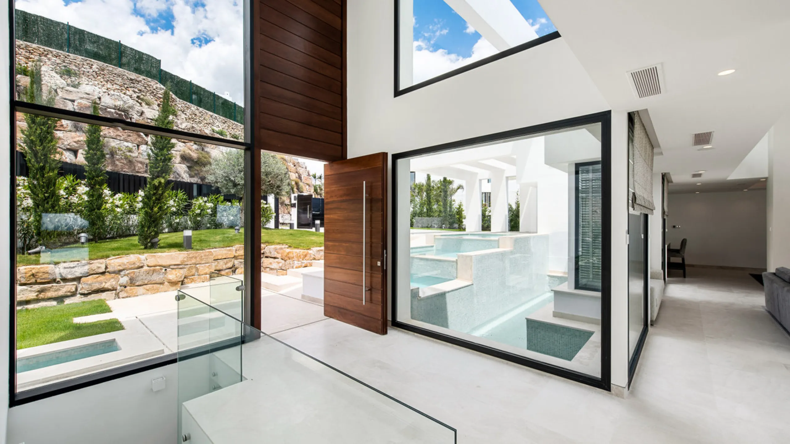 Discover a stunning luxury villa located in the highly sought-after area of La Alquería, Benahavis, offering both exclusivity and convenience. This elegant five-bedroom, five-bathroom residence is ideally situated, with Puerto Banús and Marbella just a sh