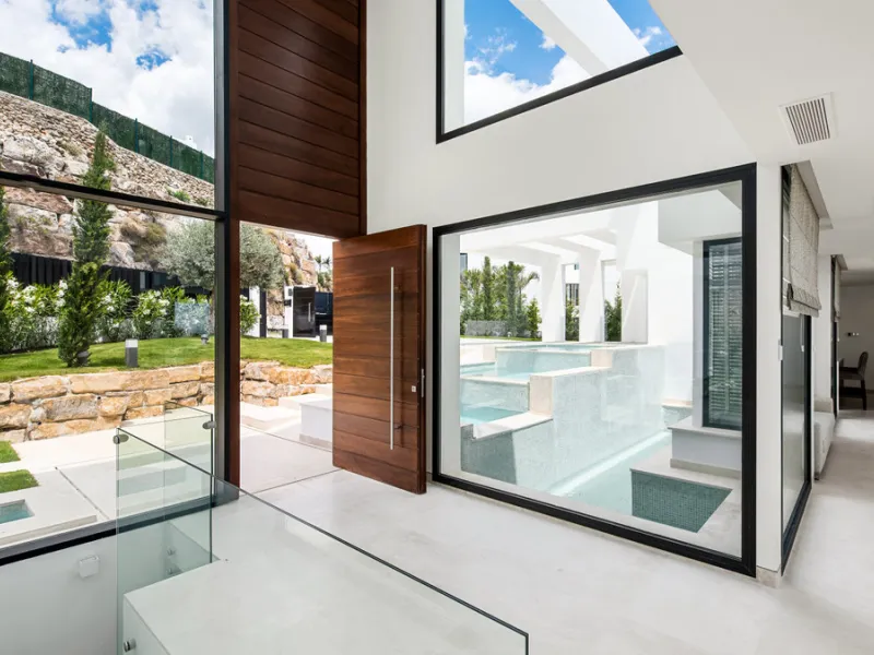 Discover a stunning luxury villa located in the highly sought-after area of La Alquería, Benahavis, offering both exclusivity and convenience. This elegant five-bedroom, five-bathroom residence is ideally situated, with Puerto Banús and Marbella just a sh