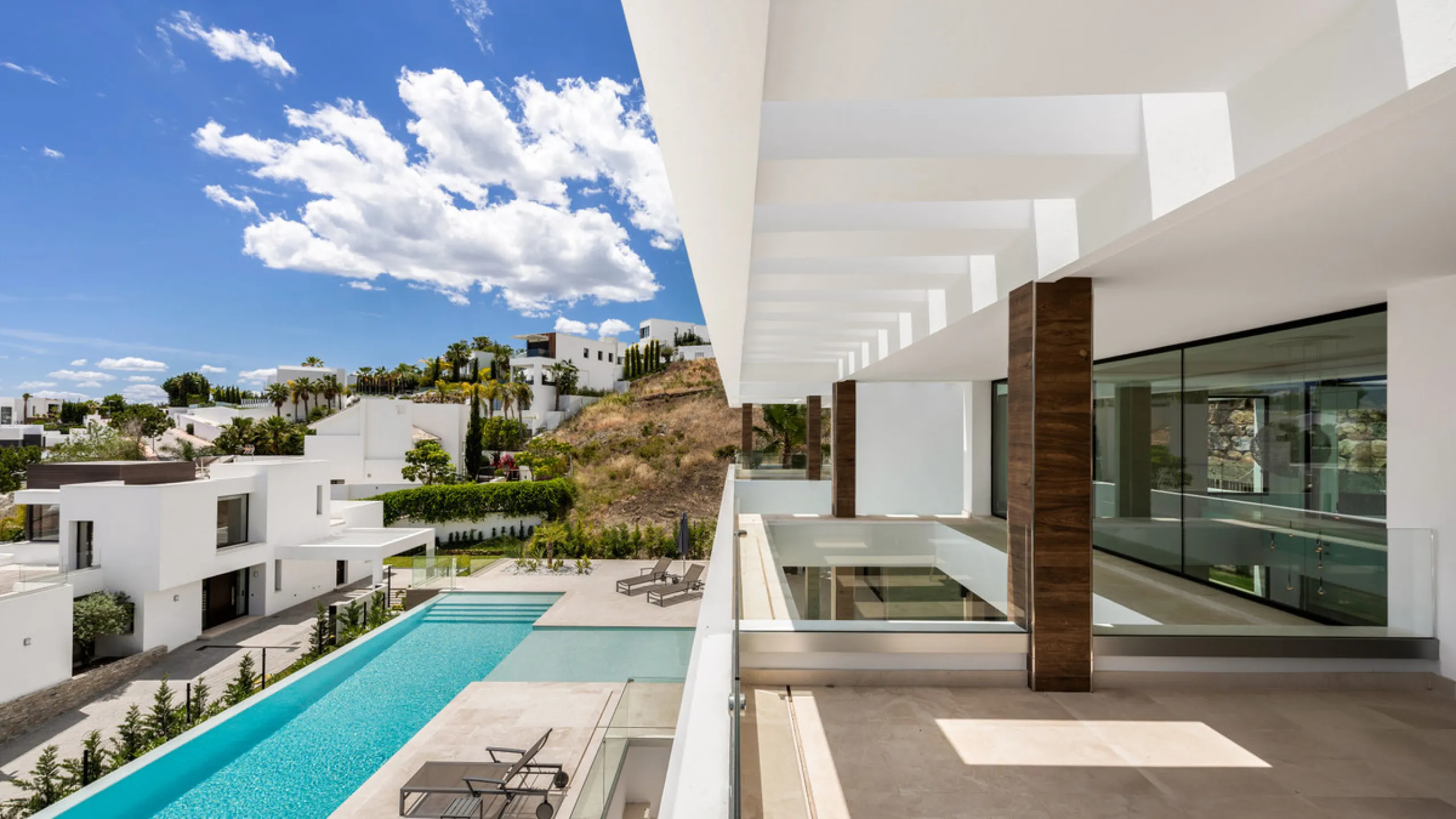 Discover a stunning luxury villa located in the highly sought-after area of La Alquería, Benahavis, offering both exclusivity and convenience. This elegant five-bedroom, five-bathroom residence is ideally situated, with Puerto Banús and Marbella just a sh