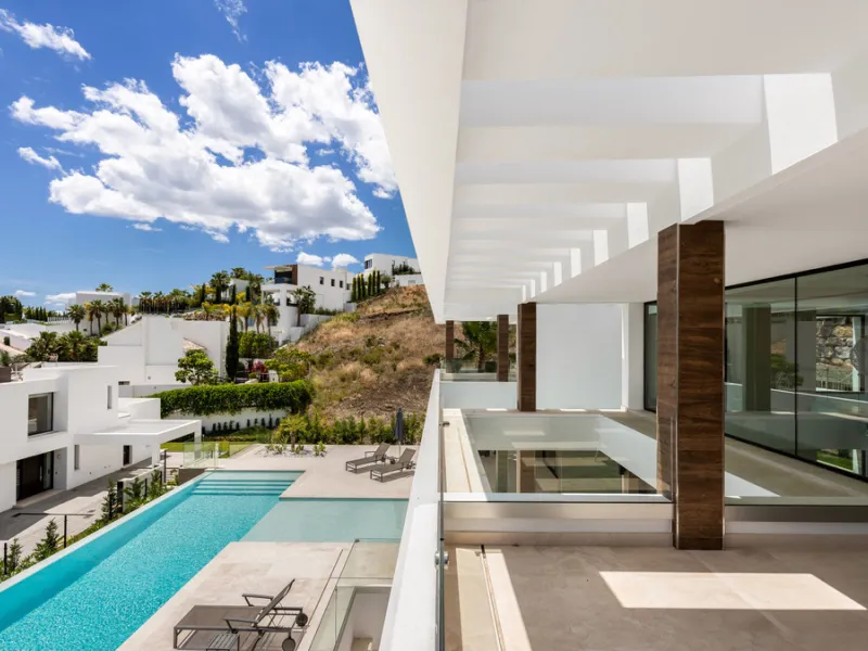 Discover a stunning luxury villa located in the highly sought-after area of La Alquería, Benahavis, offering both exclusivity and convenience. This elegant five-bedroom, five-bathroom residence is ideally situated, with Puerto Banús and Marbella just a sh