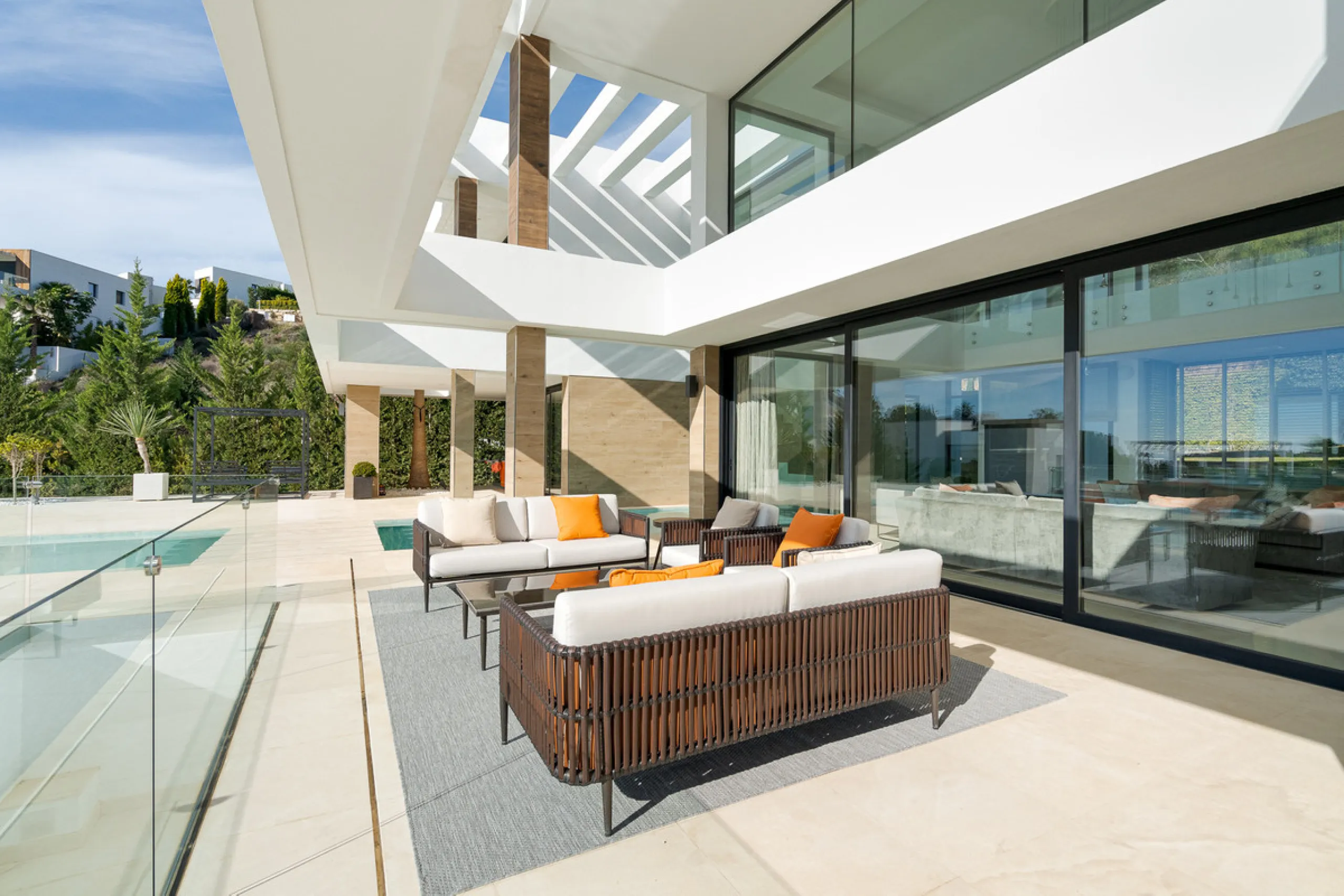 Discover a stunning luxury villa located in the highly sought-after area of La Alquería, Benahavis, offering both exclusivity and convenience. This elegant five-bedroom, five-bathroom residence is ideally situated, with Puerto Banús and Marbella just a sh