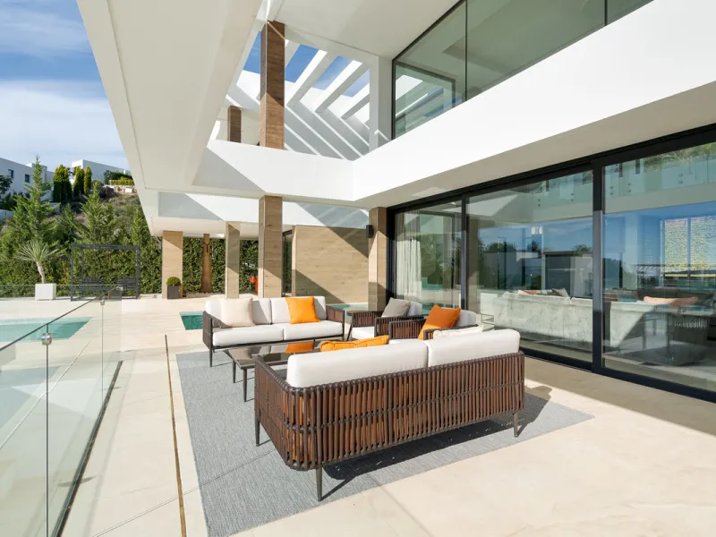 Discover a stunning luxury villa located in the highly sought-after area of La Alquería, Benahavis, offering both exclusivity and convenience. This elegant five-bedroom, five-bathroom residence is ideally situated, with Puerto Banús and Marbella just a sh