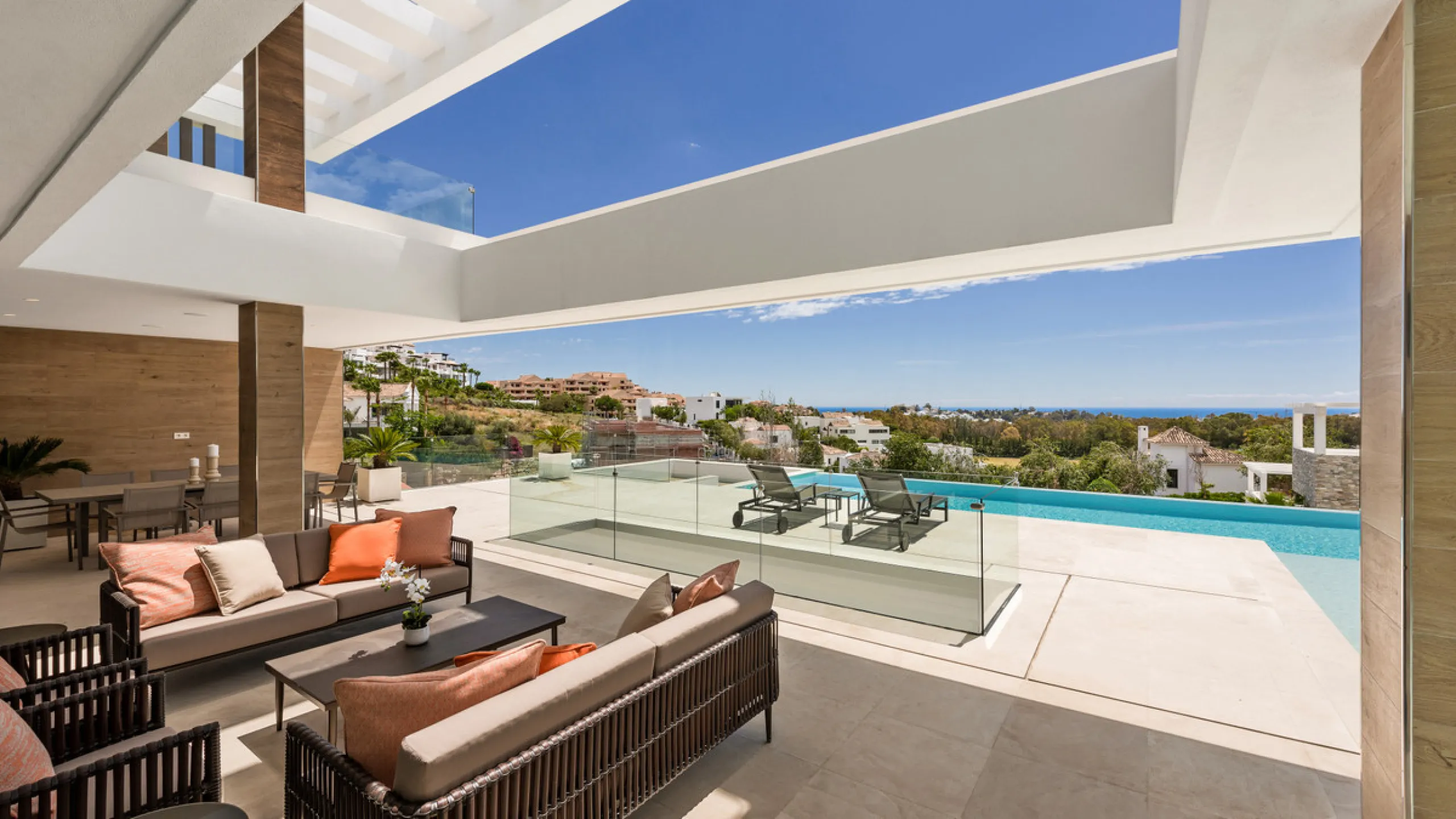 Discover a stunning luxury villa located in the highly sought-after area of La Alquería, Benahavis, offering both exclusivity and convenience. This elegant five-bedroom, five-bathroom residence is ideally situated, with Puerto Banús and Marbella just a sh
