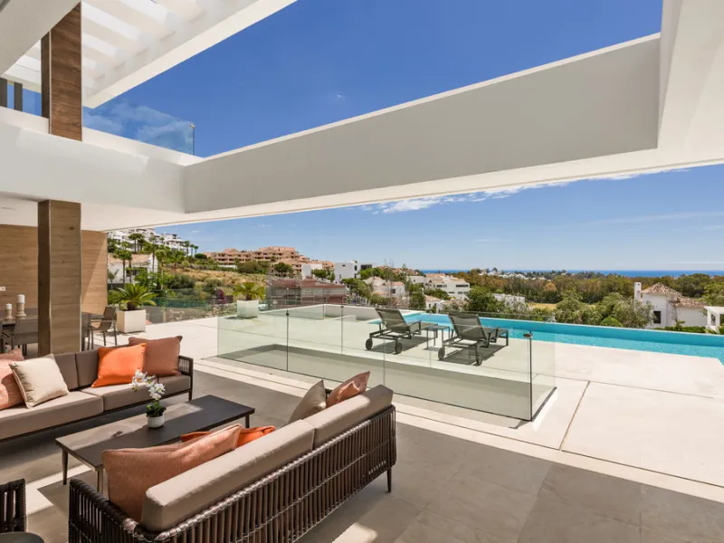 Discover a stunning luxury villa located in the highly sought-after area of La Alquería, Benahavis, offering both exclusivity and convenience. This elegant five-bedroom, five-bathroom residence is ideally situated, with Puerto Banús and Marbella just a sh