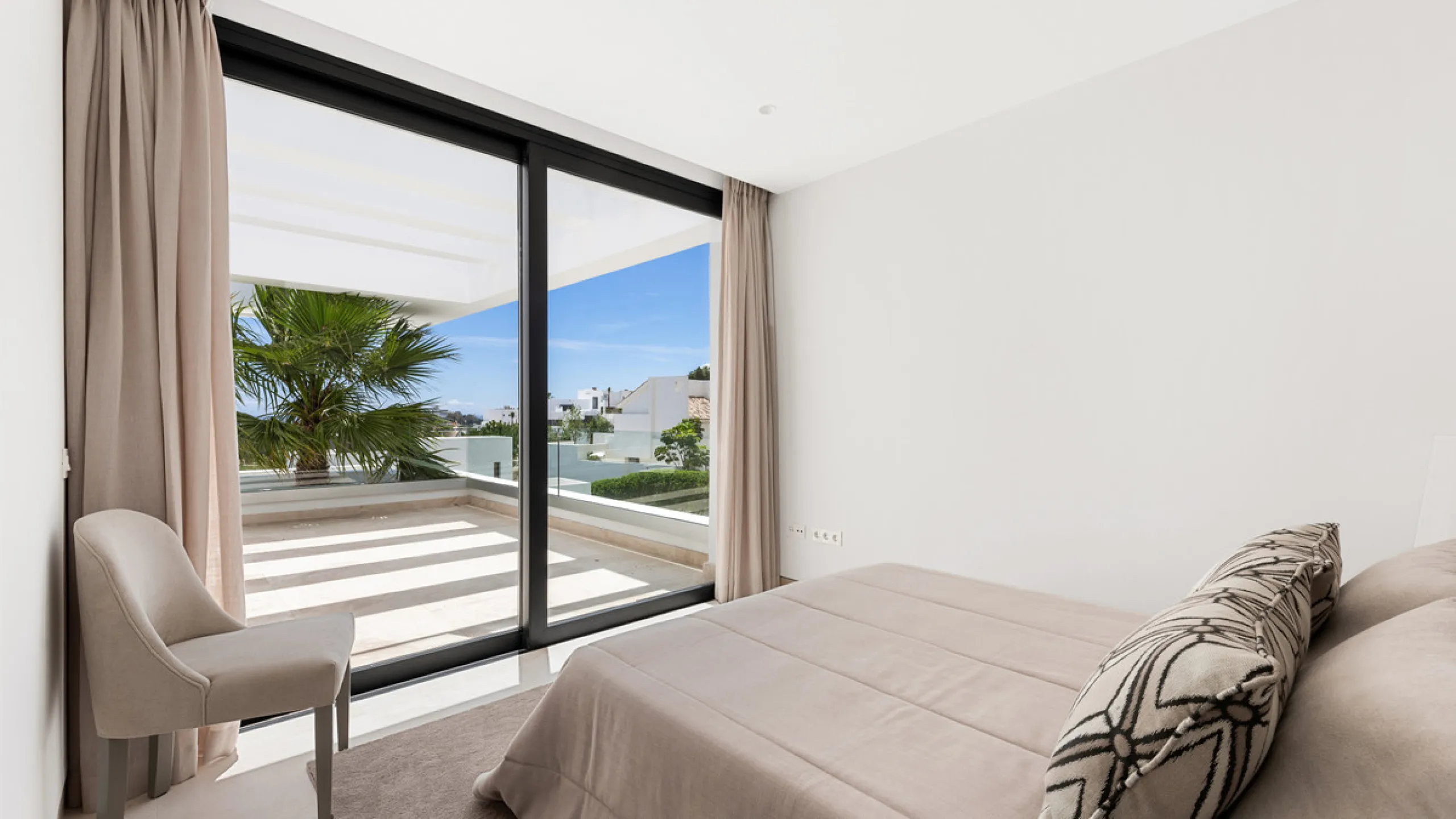 Discover a stunning luxury villa located in the highly sought-after area of La Alquería, Benahavis, offering both exclusivity and convenience. This elegant five-bedroom, five-bathroom residence is ideally situated, with Puerto Banús and Marbella just a sh