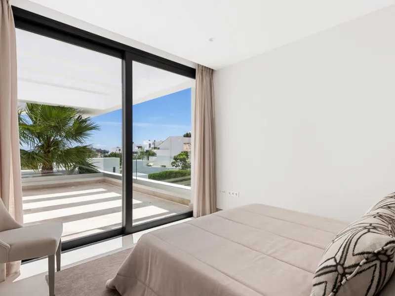 Discover a stunning luxury villa located in the highly sought-after area of La Alquería, Benahavis, offering both exclusivity and convenience. This elegant five-bedroom, five-bathroom residence is ideally situated, with Puerto Banús and Marbella just a sh