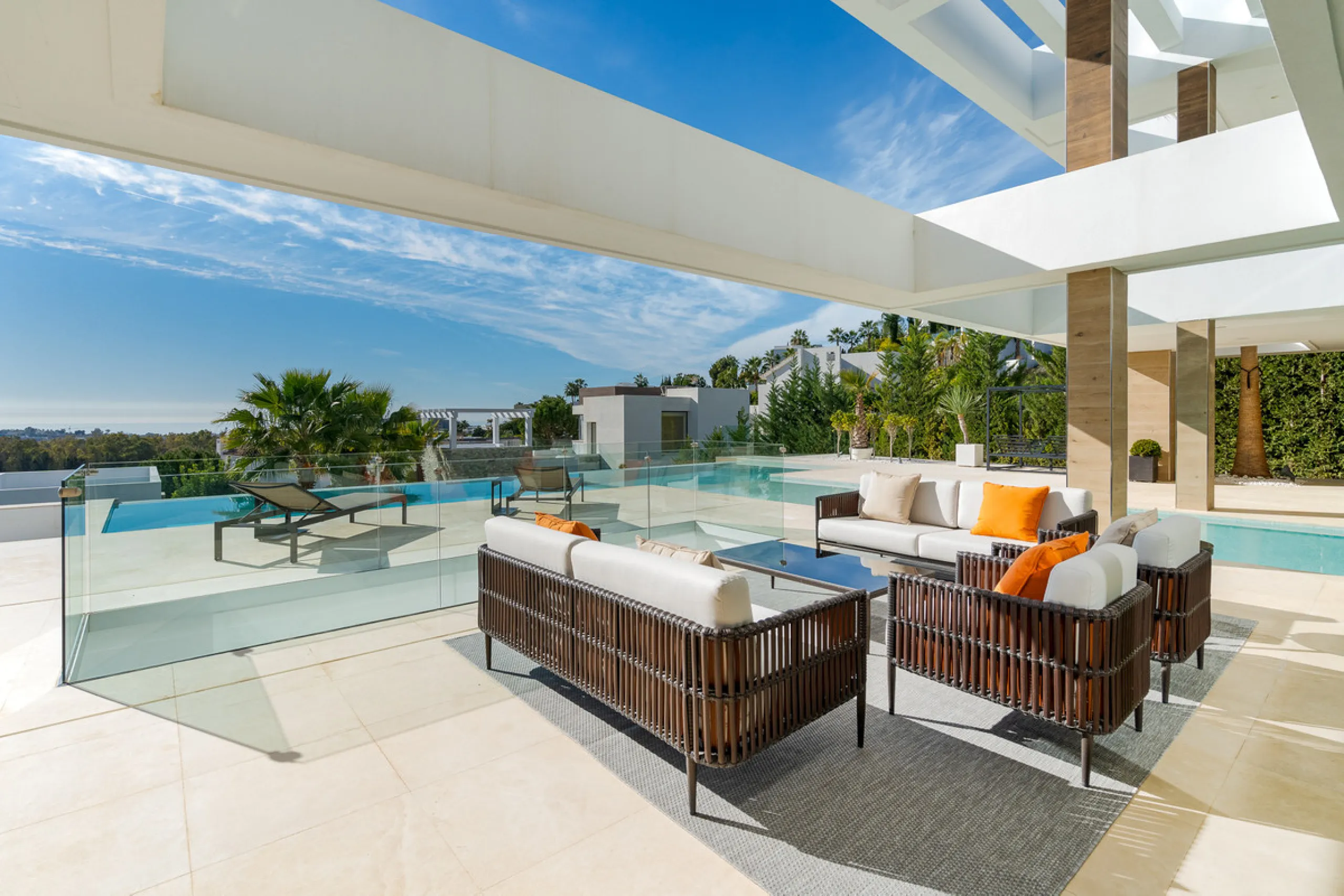 Discover a stunning luxury villa located in the highly sought-after area of La Alquería, Benahavis, offering both exclusivity and convenience. This elegant five-bedroom, five-bathroom residence is ideally situated, with Puerto Banús and Marbella just a sh