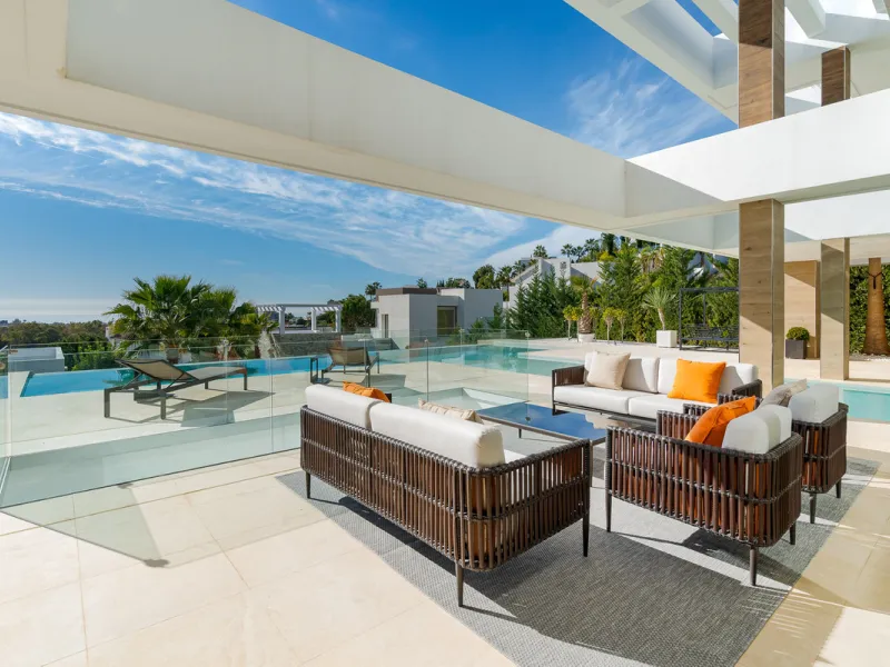 Discover a stunning luxury villa located in the highly sought-after area of La Alquería, Benahavis, offering both exclusivity and convenience. This elegant five-bedroom, five-bathroom residence is ideally situated, with Puerto Banús and Marbella just a sh