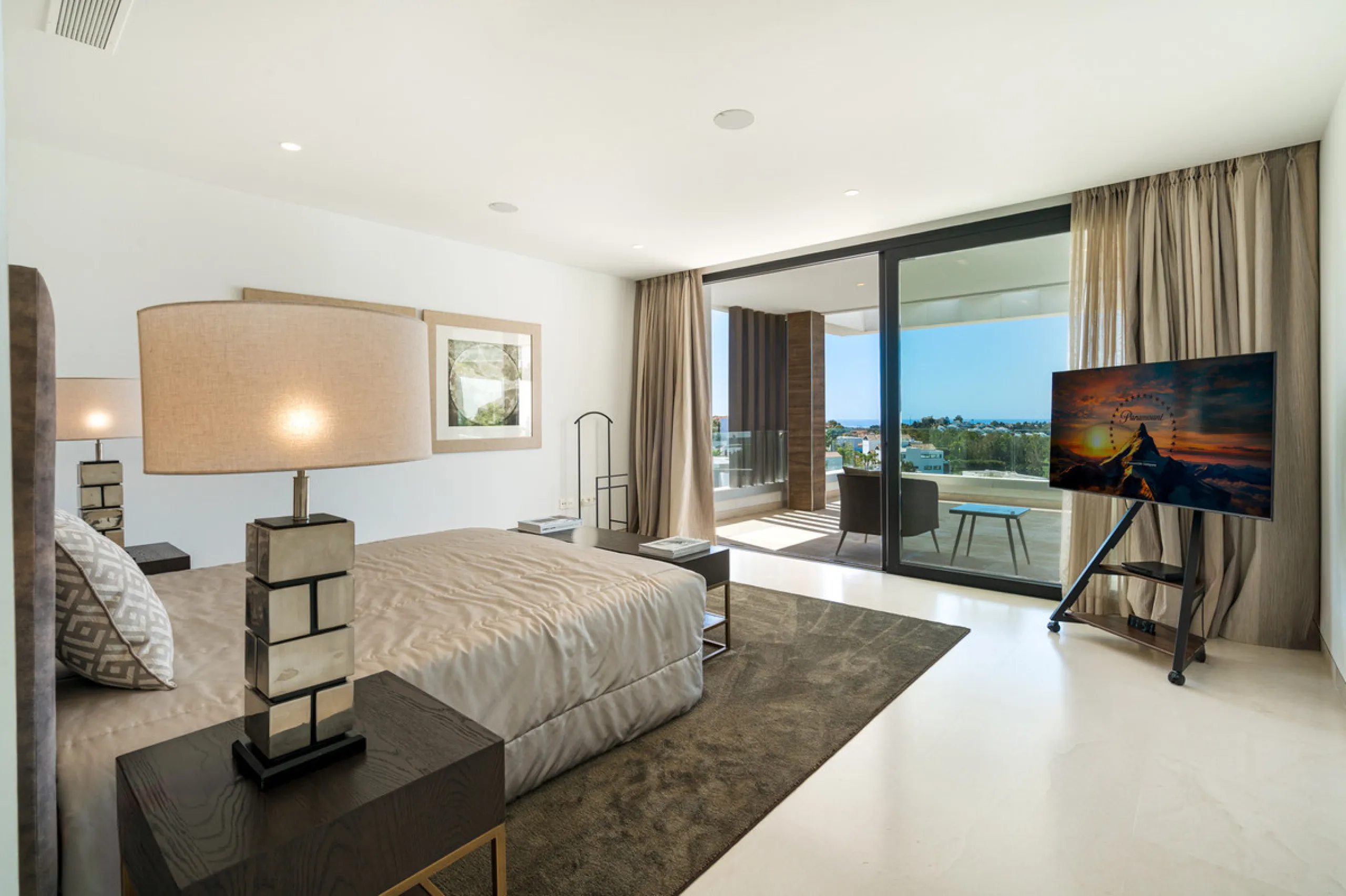 Discover a stunning luxury villa located in the highly sought-after area of La Alquería, Benahavis, offering both exclusivity and convenience. This elegant five-bedroom, five-bathroom residence is ideally situated, with Puerto Banús and Marbella just a sh