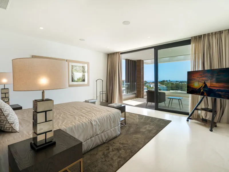 Discover a stunning luxury villa located in the highly sought-after area of La Alquería, Benahavis, offering both exclusivity and convenience. This elegant five-bedroom, five-bathroom residence is ideally situated, with Puerto Banús and Marbella just a sh