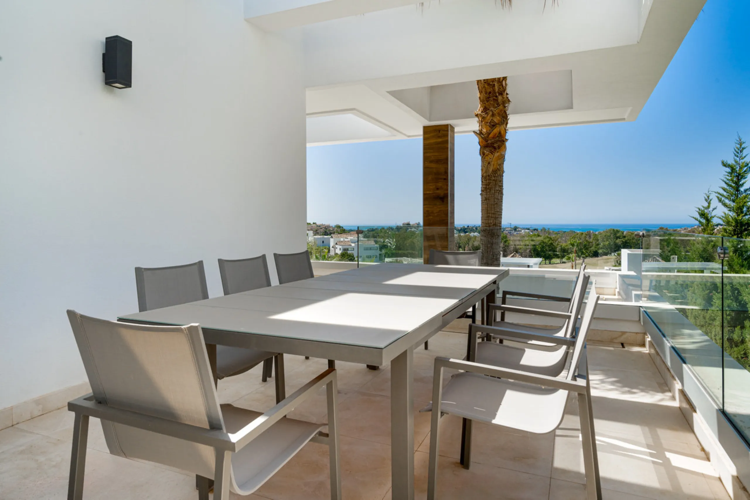 Discover a stunning luxury villa located in the highly sought-after area of La Alquería, Benahavis, offering both exclusivity and convenience. This elegant five-bedroom, five-bathroom residence is ideally situated, with Puerto Banús and Marbella just a sh