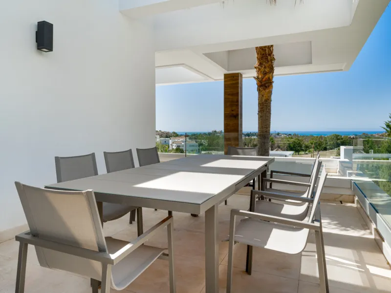 Discover a stunning luxury villa located in the highly sought-after area of La Alquería, Benahavis, offering both exclusivity and convenience. This elegant five-bedroom, five-bathroom residence is ideally situated, with Puerto Banús and Marbella just a sh