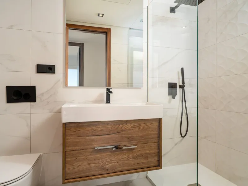 This spectacular penthouse is located within a sought-after residential complex, just a 4-minute walk from the beachfront promenade and only 3 minutes from the charming old town of San Pedro de Alcántara, in the rapidly growing area of Nueva Alcántara, cl