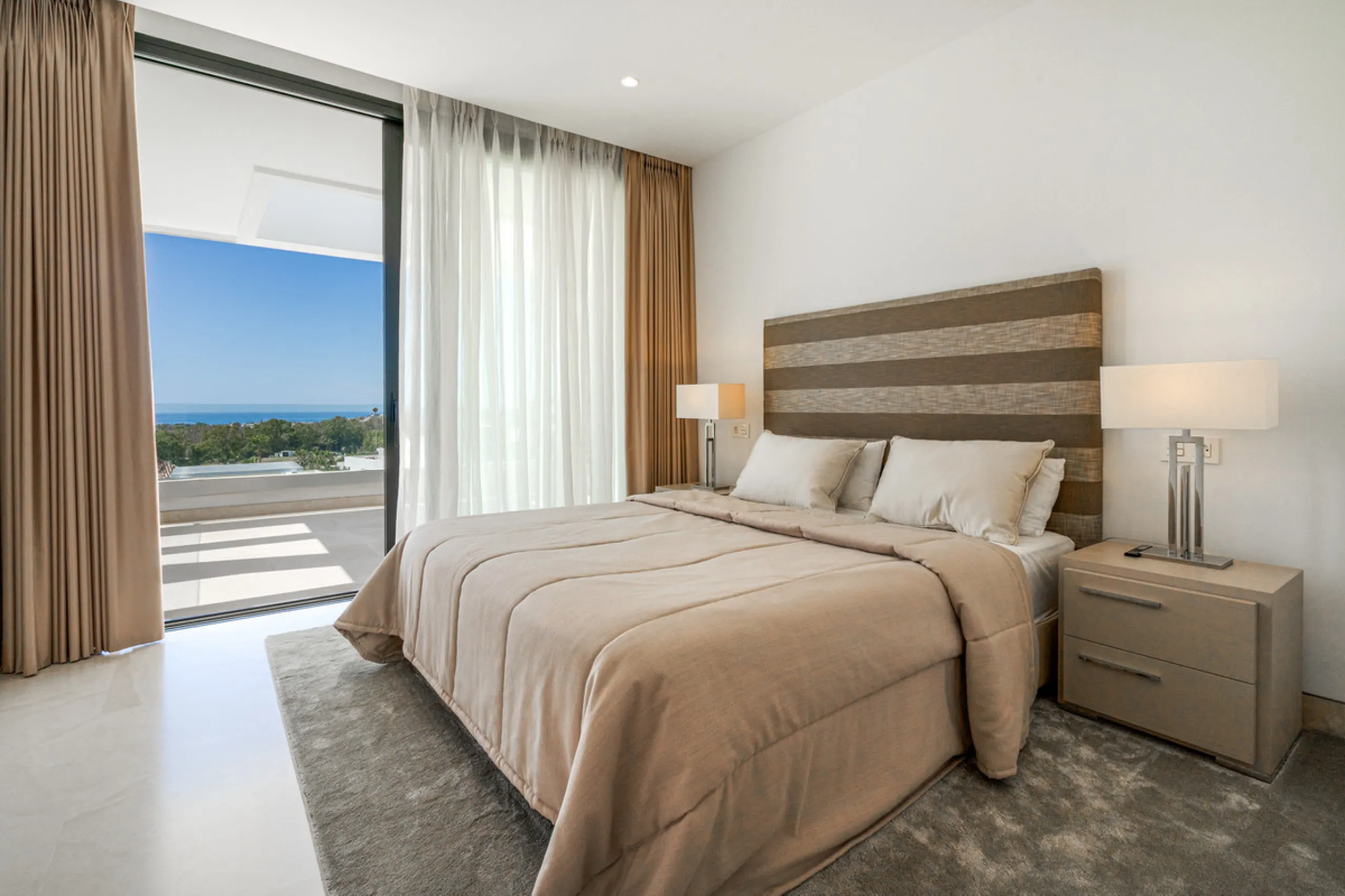 Discover a stunning luxury villa located in the highly sought-after area of La Alquería, Benahavis, offering both exclusivity and convenience. This elegant five-bedroom, five-bathroom residence is ideally situated, with Puerto Banús and Marbella just a sh